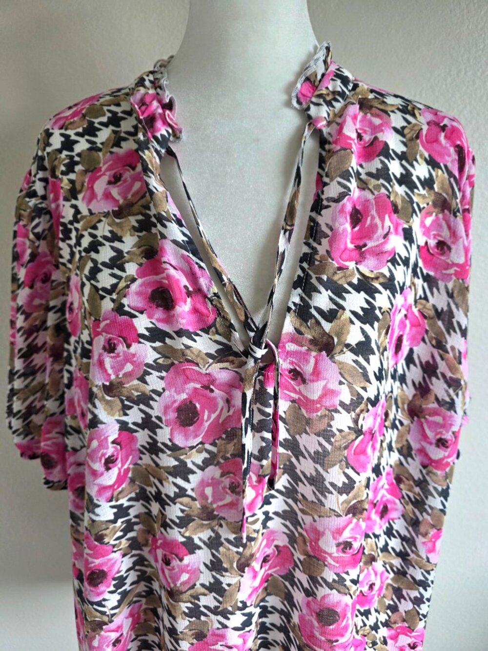 TORRID Pink Rose Floral Houndstooth Chiffon Puff Sleeve Blouse Ruffle Plus 1X - Picture 2 of 7